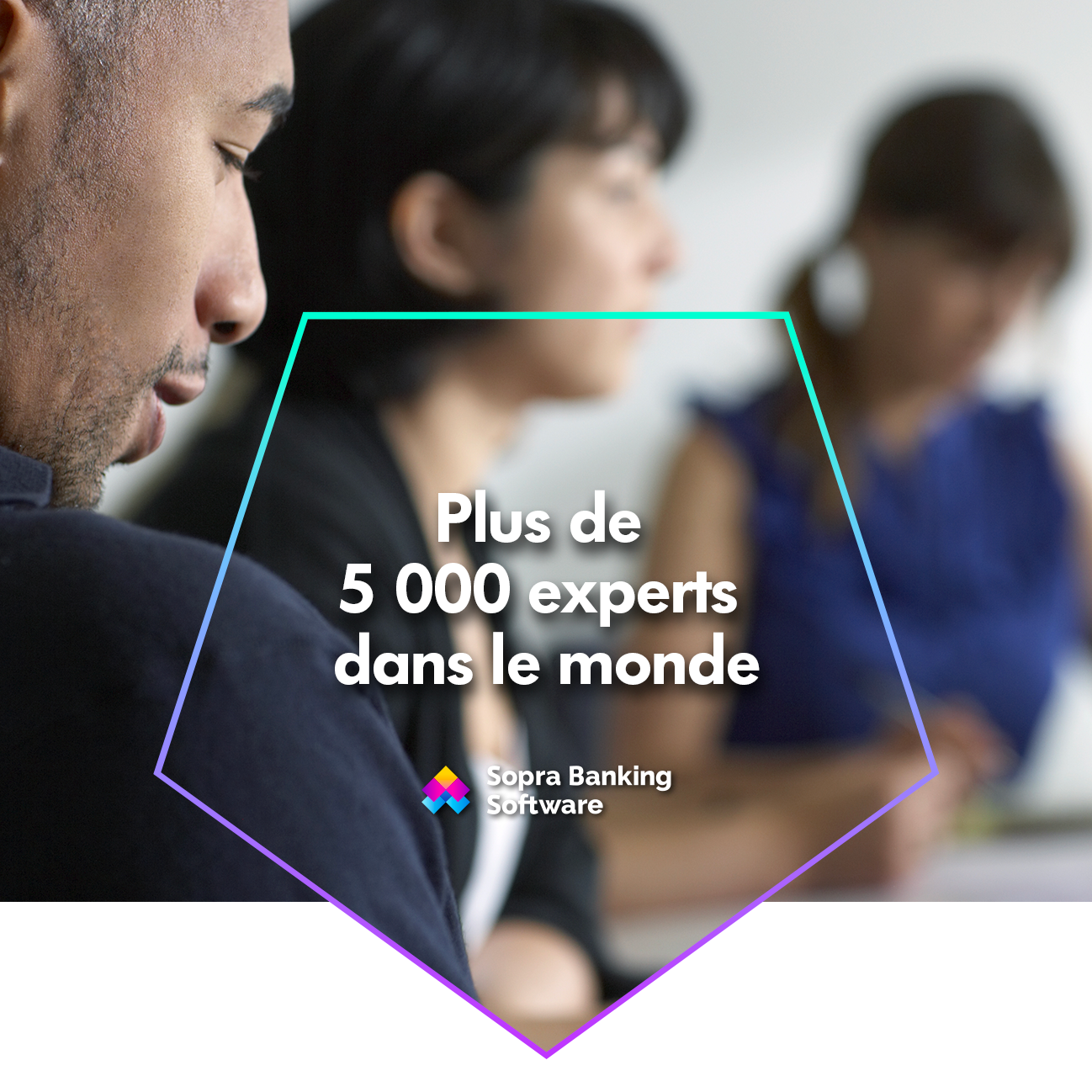 des personnes floues en fond et un pentagone dans lequel est écrit